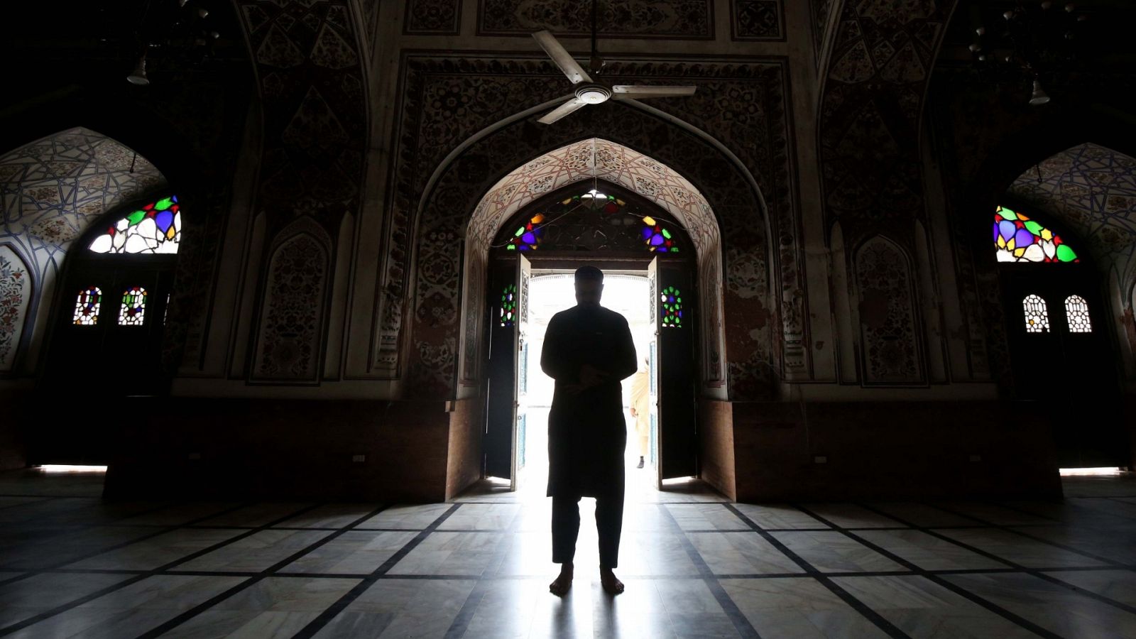 Un fiel participa en las oraciones del Viernes en una mezquita de Peshawar, Pakistán