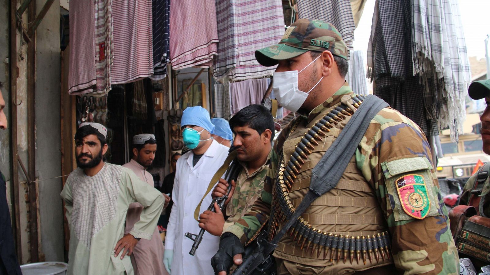 Soldados en un mercado de Afganistán