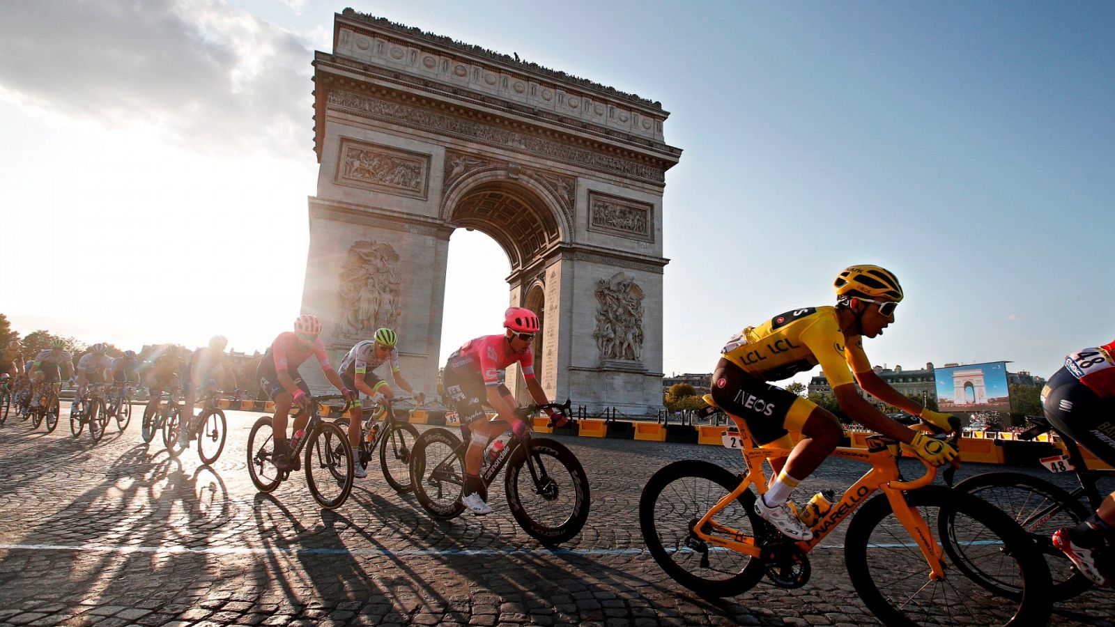 El ciclista colombiano Egan Bernal pasa por el Arco del Triunfo durante la etapa final del Tour de Francia