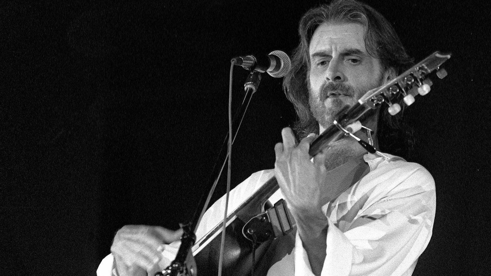 Luis Eduardo Aute, durante un concierto en Madrid a finales de los ochenta.