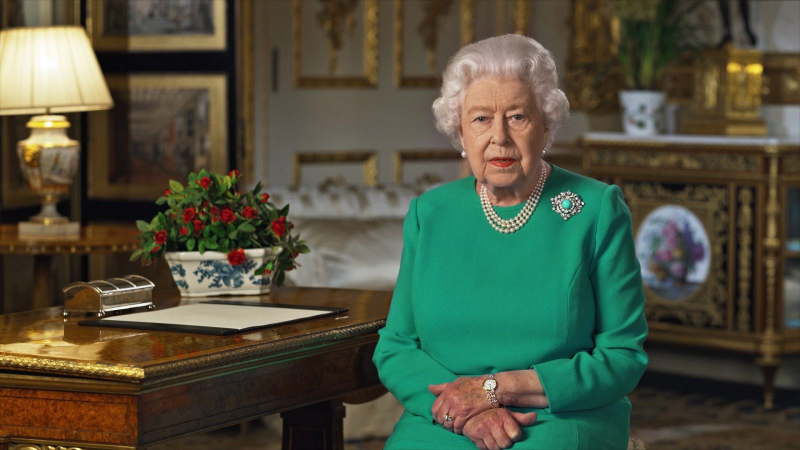 Isabel II de Inglaterra, durante la grabación del mensaje en Buckingham Palace.