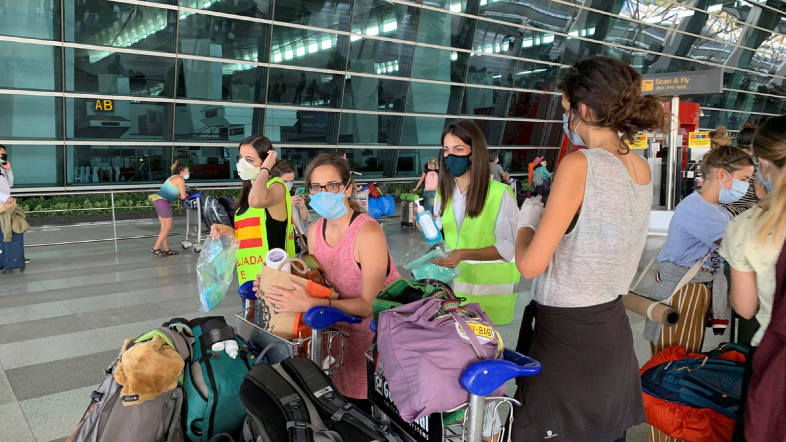 Españoles antes de embarcar en el aeropuerto de Nueva Delhi