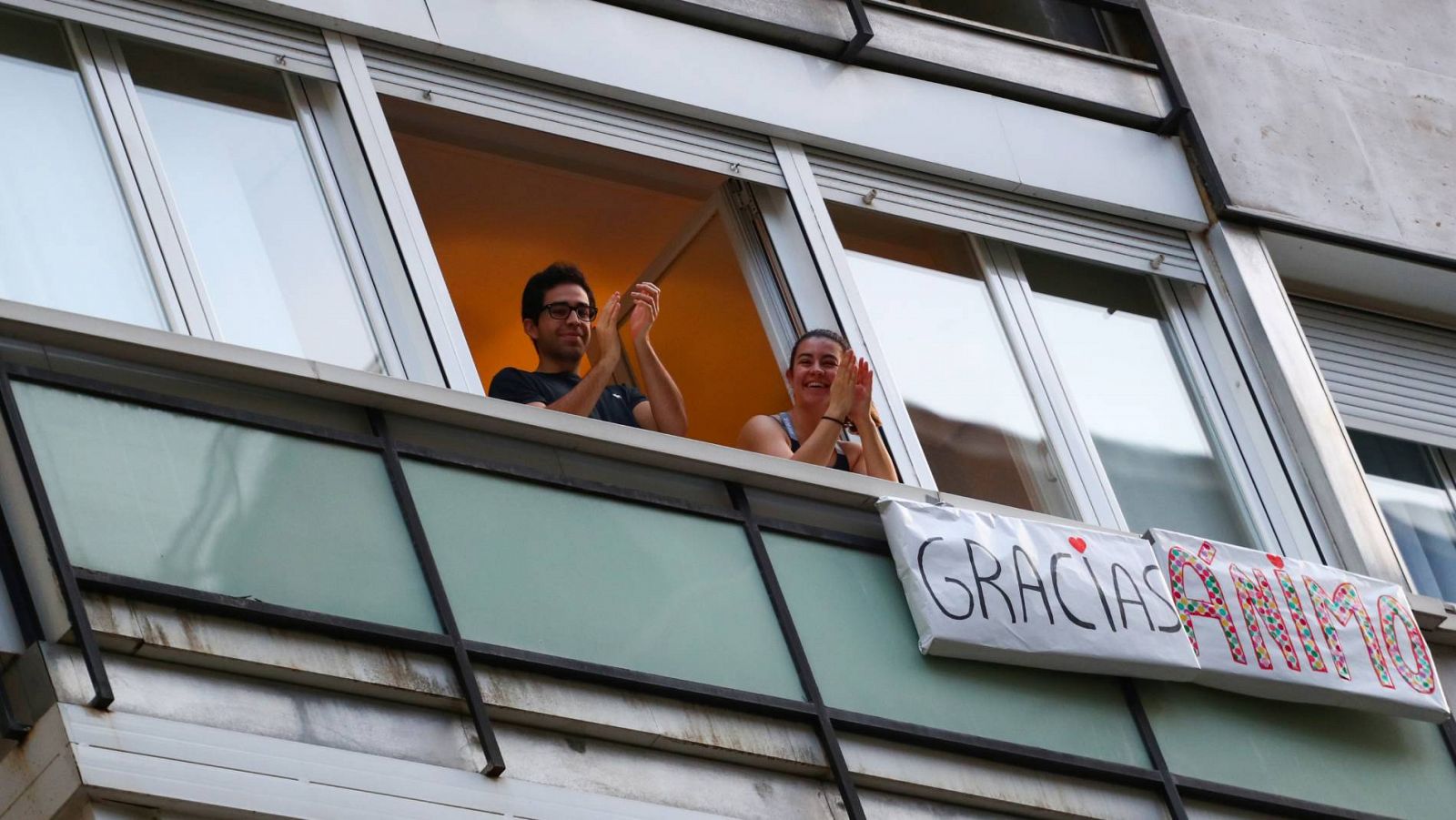 Un pareja confinada en Madrid aplaude desde su balcón a los trabajadores del hospital de La Princesa
