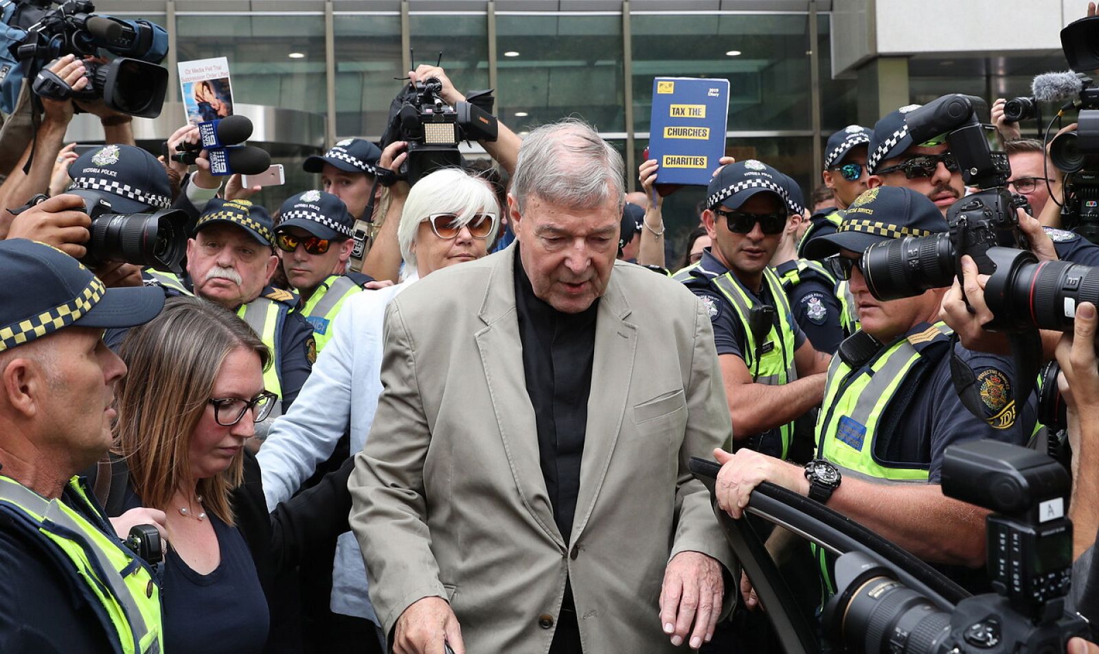 El cardenal Pell sale de los tirbunales de Melbourne en 2019