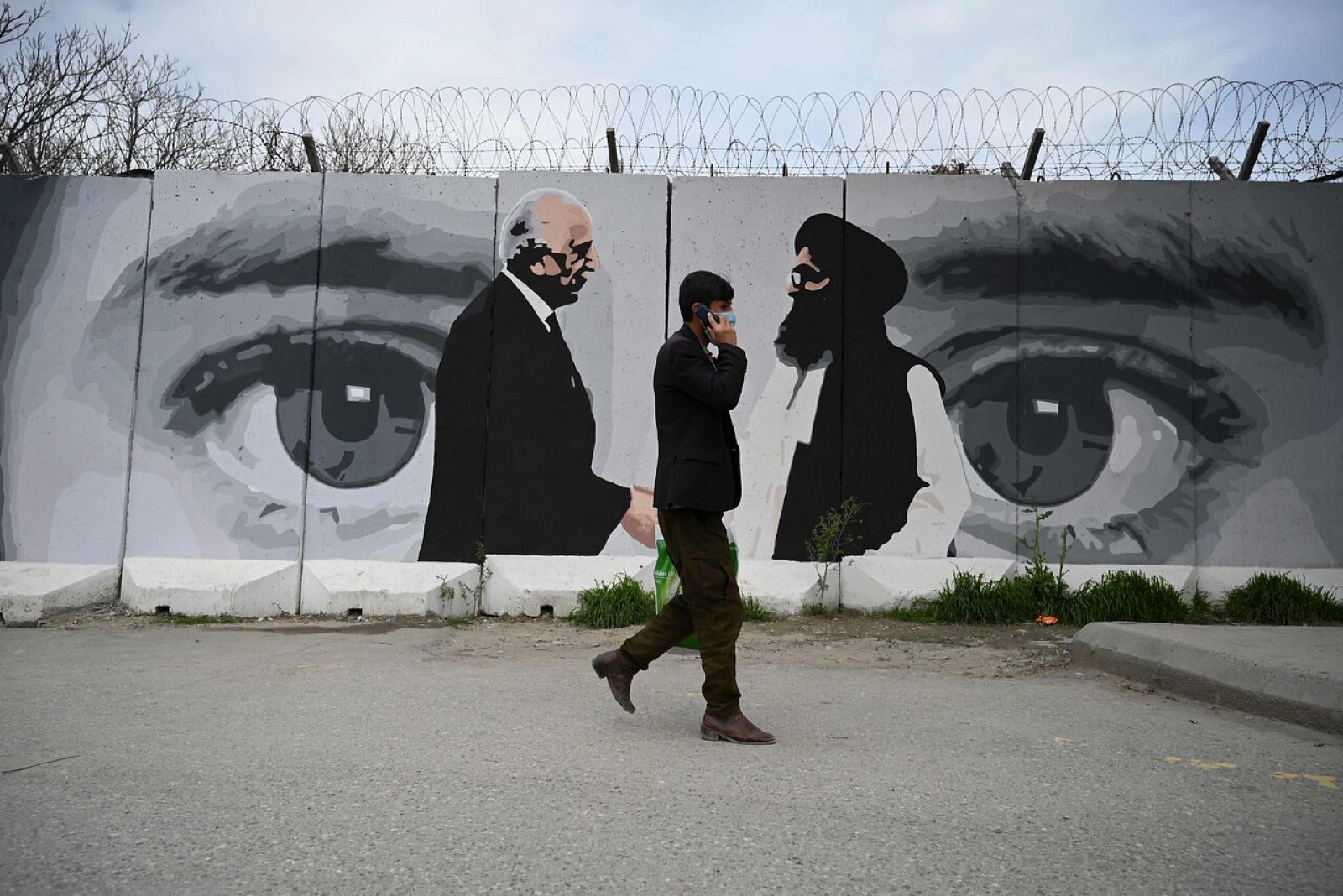 Mural con imágenes del diplomático estadounidense Khalilzad y del cofundador talibán Ghani Baradar