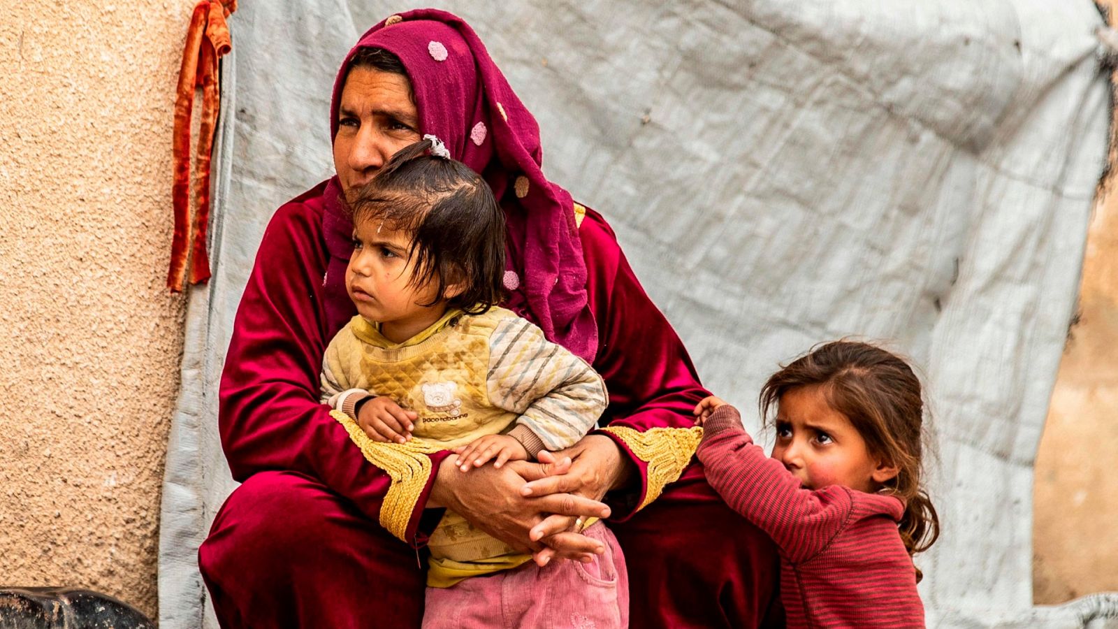 Una refugiada siria con sus dos hijos