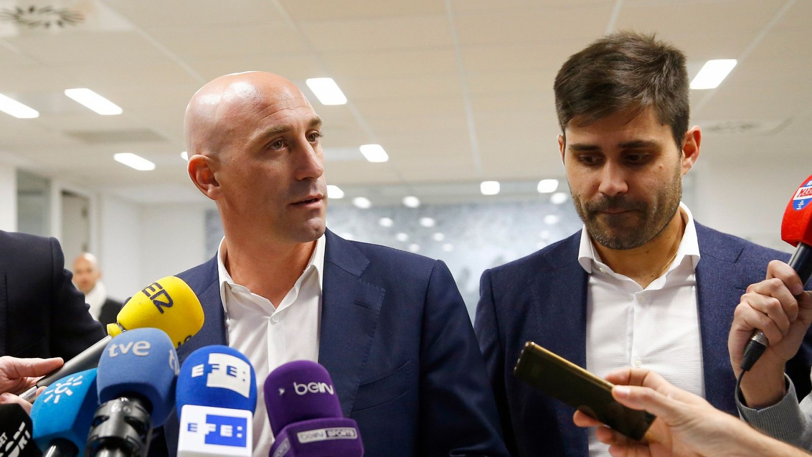 El presidente de la RFEF, Luis Rubiales (i) junto a su homónimo en la AFE, David Aganzo (d)