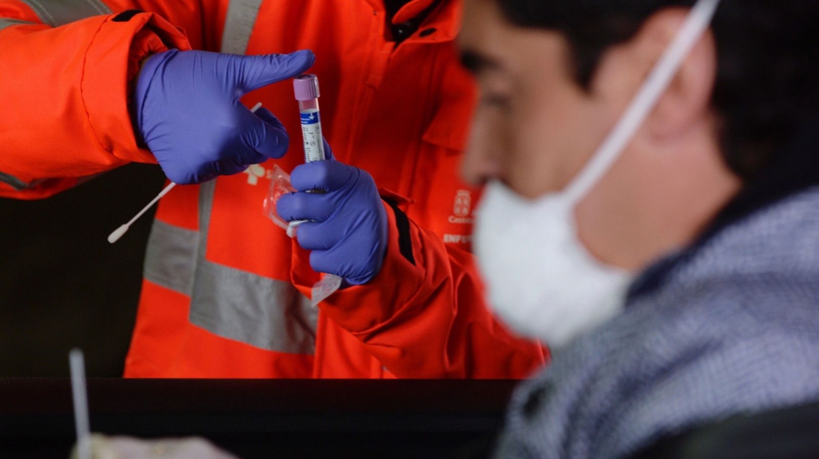 Un sanitario realiza una prueba de coronavirus a un paciente sin necesidad de bajarse del coche en el Hospital Universitario Río Hortega de Valladolid 