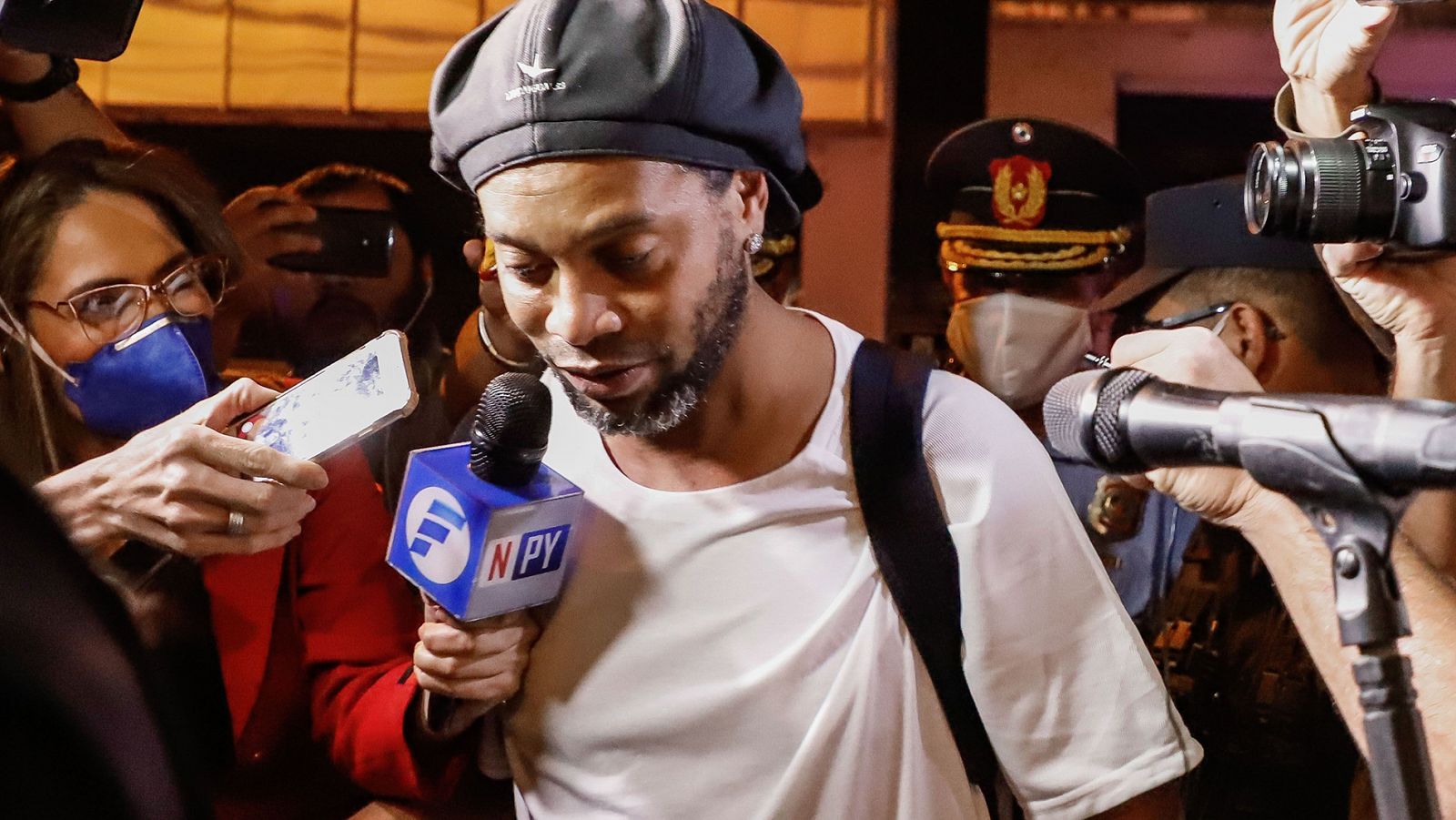 Ronaldinho ingresa en hotel de Asunción para cumplir arresto domiciliario.