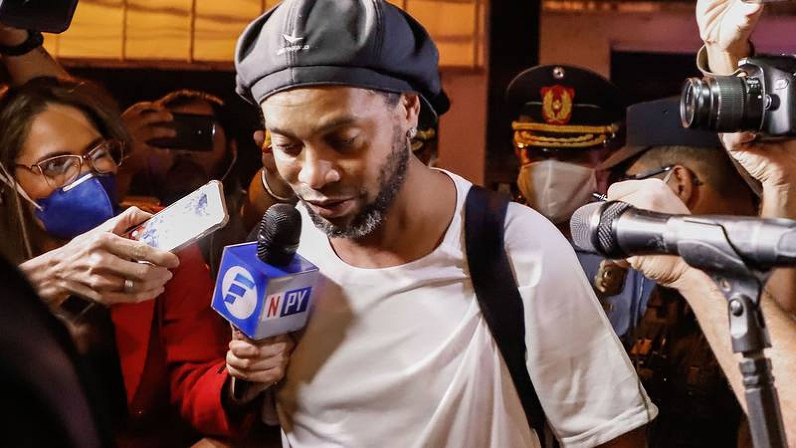 Ronaldinho ingresa en hotel de Asunción para cumplir arresto domiciliario.