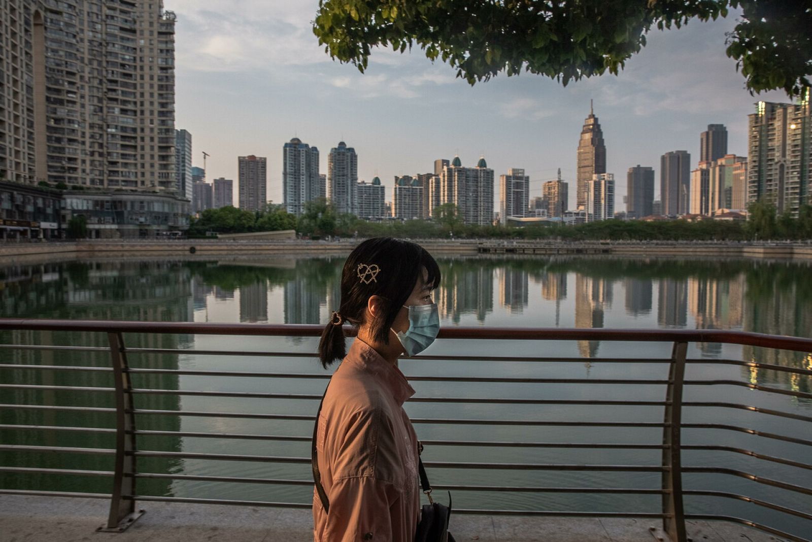 Una mujer pasea por Wuhan, cuna de la pandemia