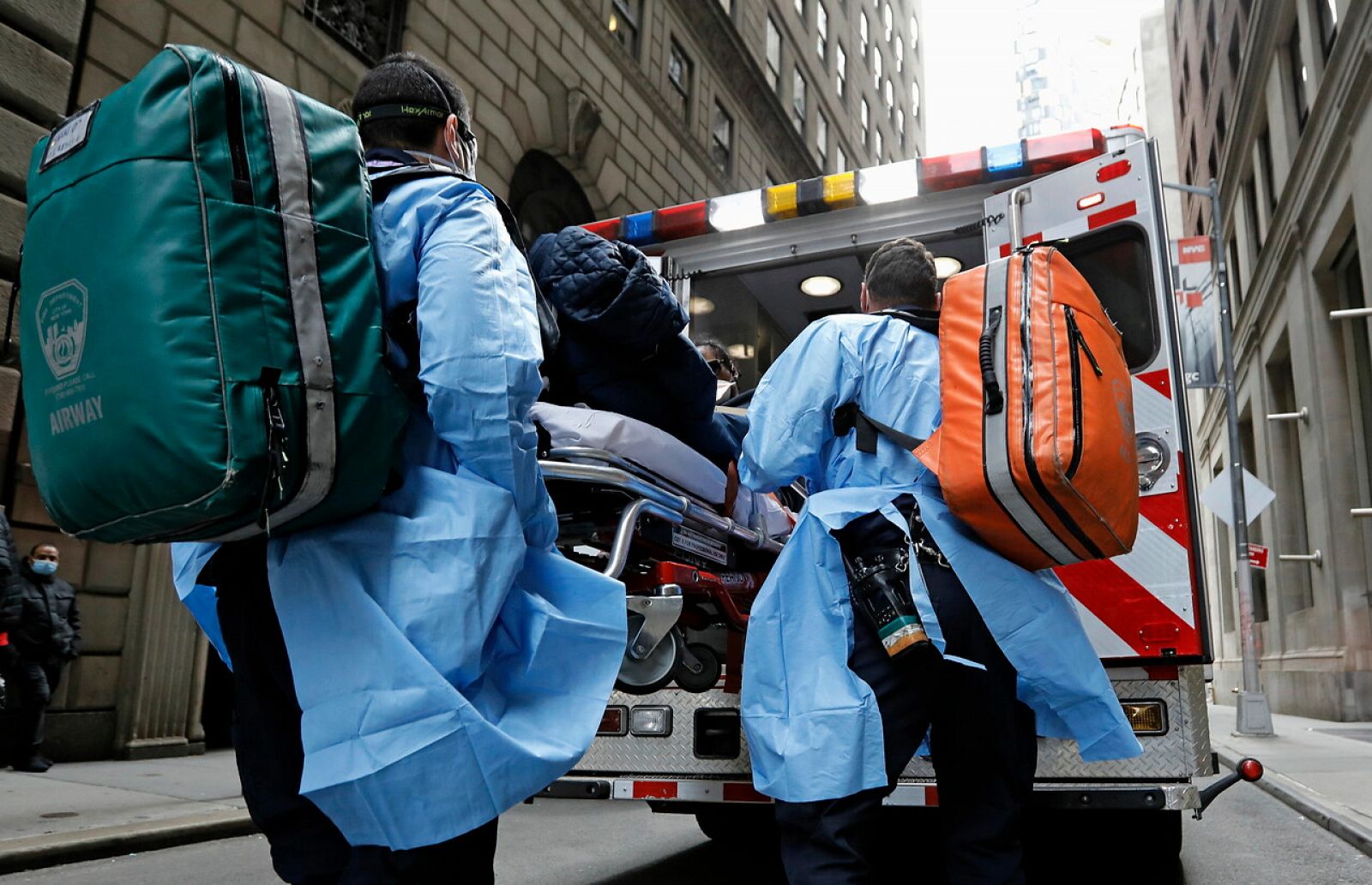 Un equipo paramédico translada a un paciente en Nueva York