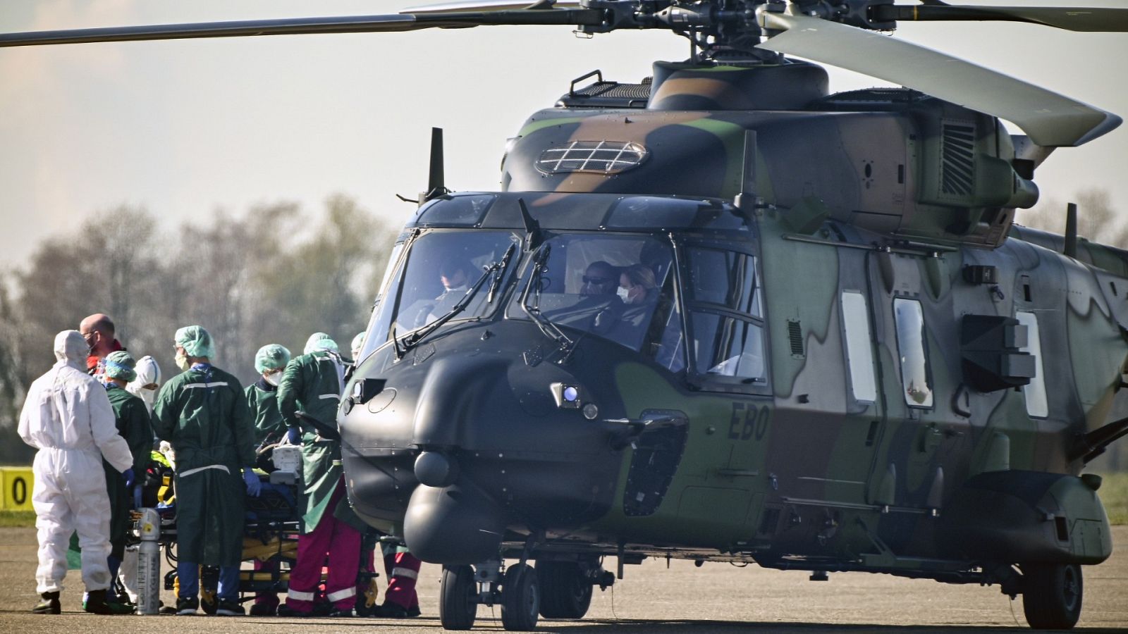 Un helicóptero militar traslada enfermos del coronavirus.