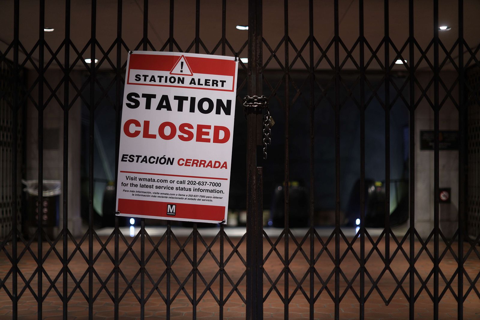 Cartel que indica que está cerrada una estación de metro de Washington por la COVID-19