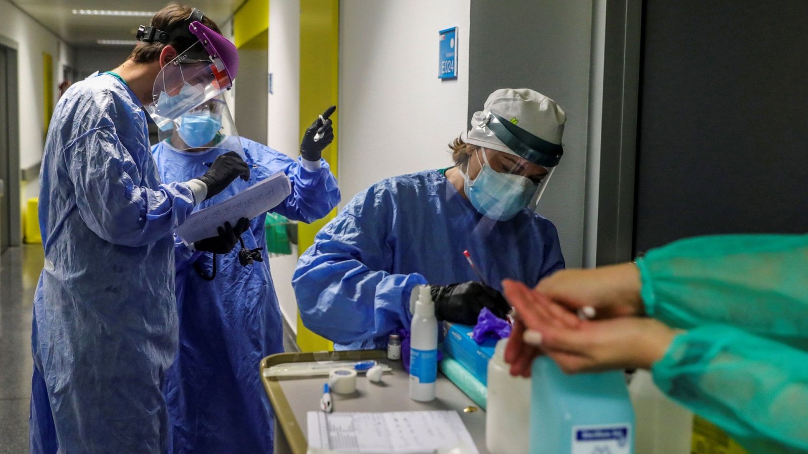 Personal sanitario, durante su jornada de trabajo en una planta del Hospital Puerta de Hierro de Madrid.