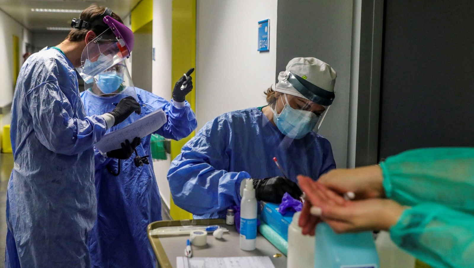 Personal sanitario durante su jornada de trabajo en una planta del Hospital Puerta de Hierro