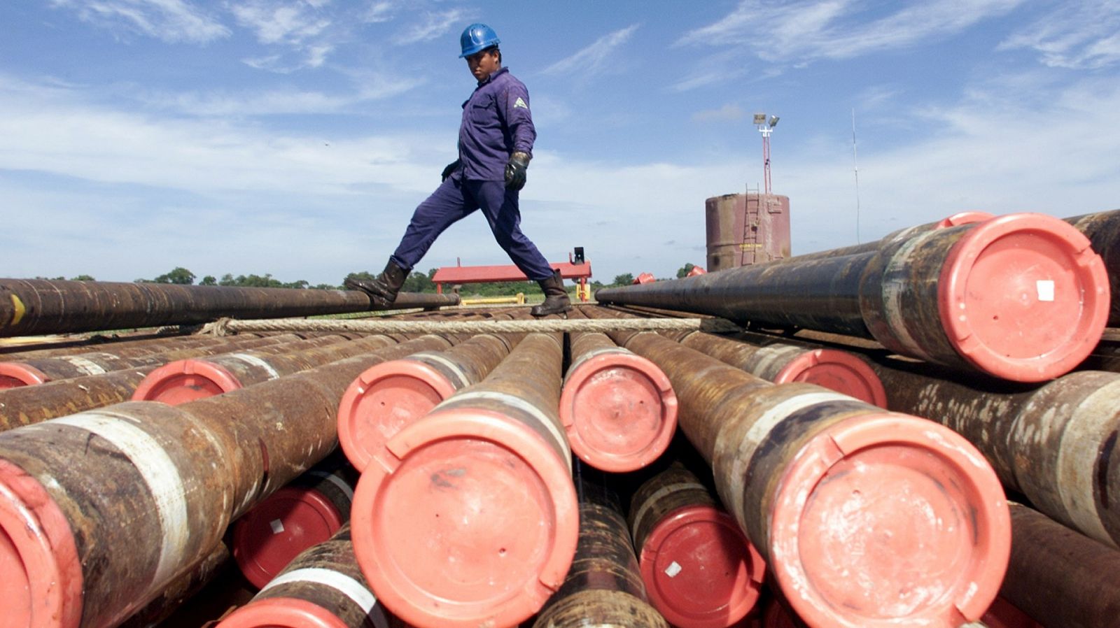 Un trabajador en instalaciones de la empresa de petróleos mexicanos PEMEX, en Tabasco