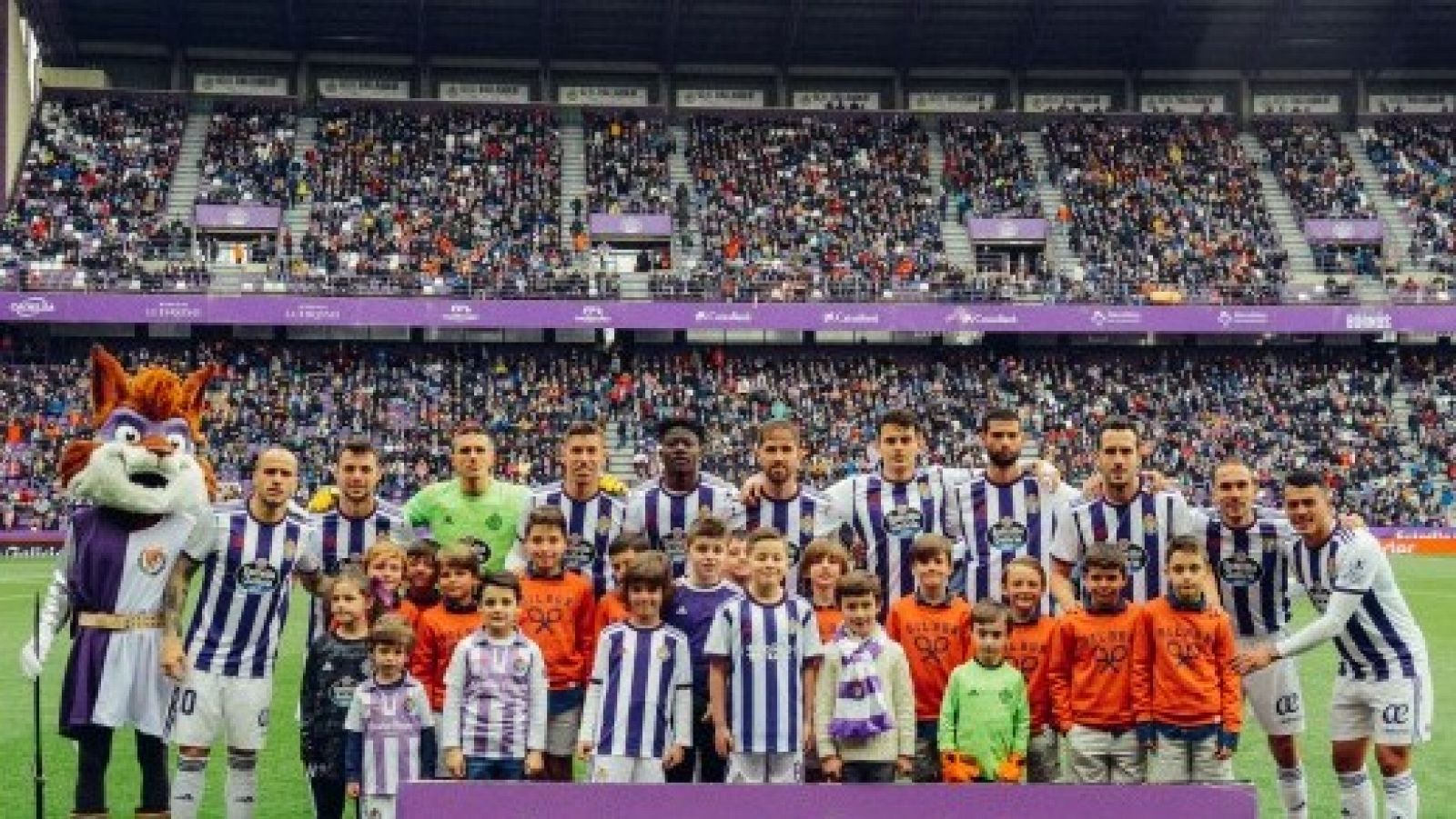 El equipo titual del Real Valladolid posa ante su público en el útlimo partido de Liga antes de la suspensión por el coronavirus.