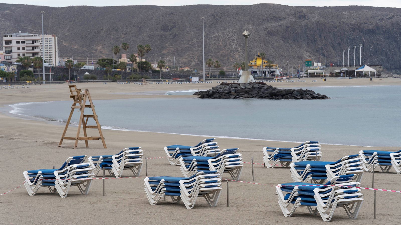La playa de las Vistas en Los Cristianos (Tenerife), durante este Viernes Santo.