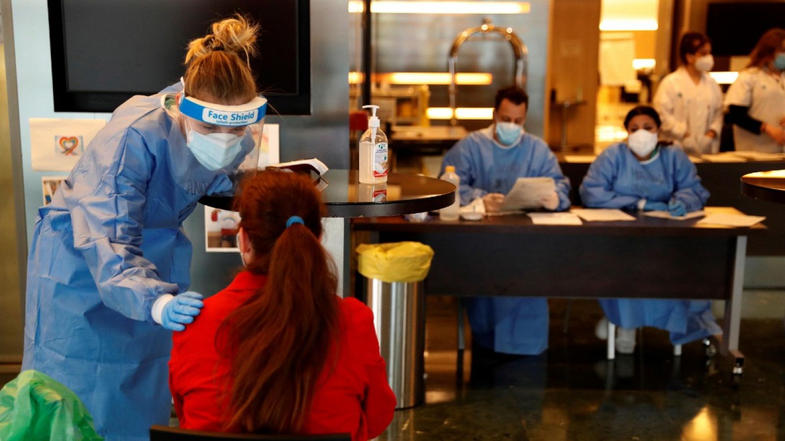 El personal sanitario recibe en el hotel Melià a pacientes leves de coronavirus provenientes del Hospital del Vall d'Hebrón donde permanecerán durante el período de convalecencia.