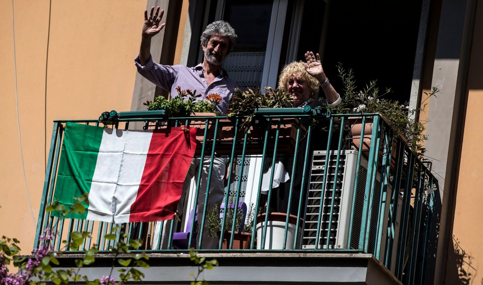 Una pareja saluda desde su balcón el Domingo de Pascua en Roma