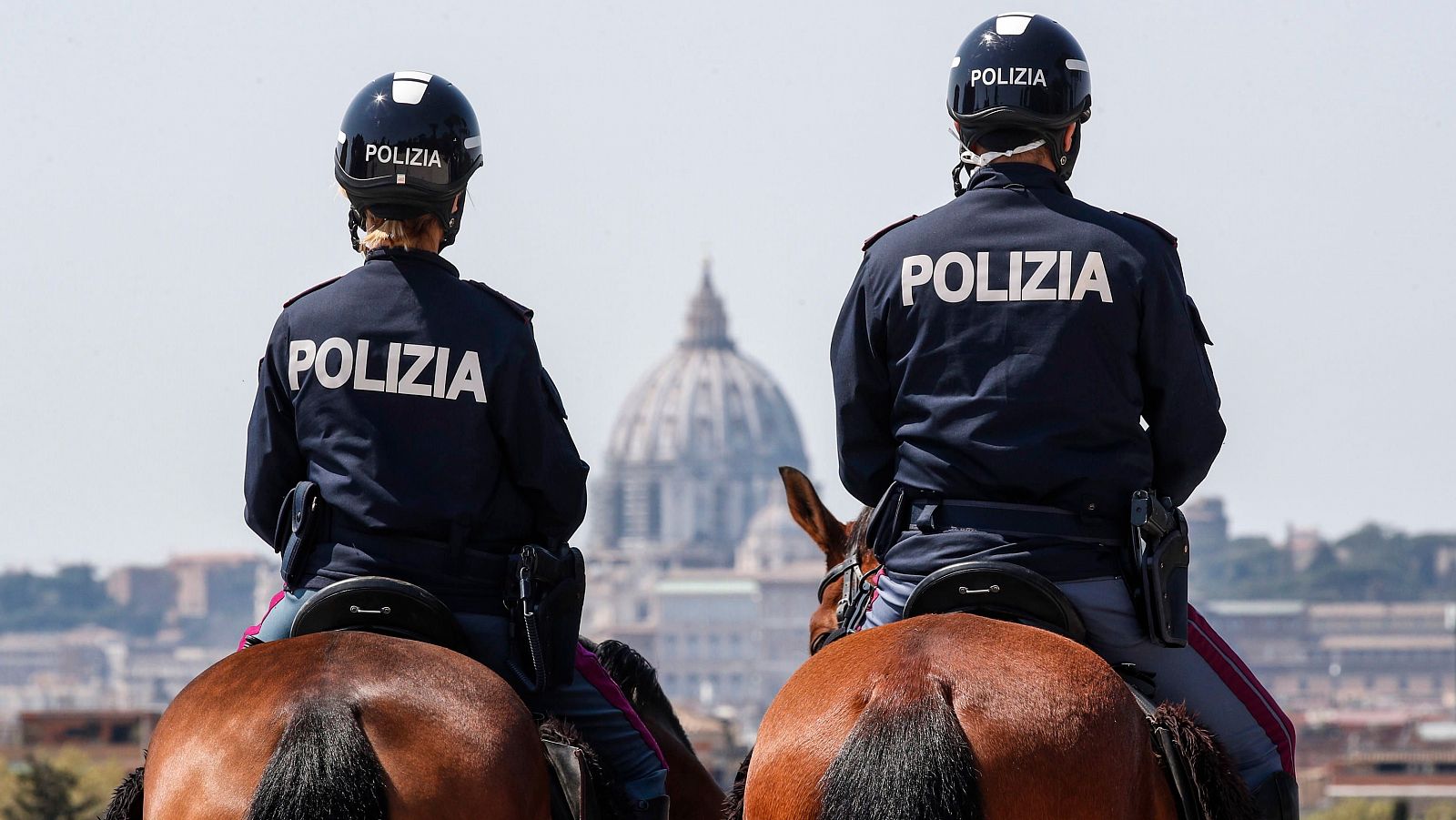 Coronavirus en Italia: Agentes de policía patriullan a caballo en Villa Borghese, en Roma.