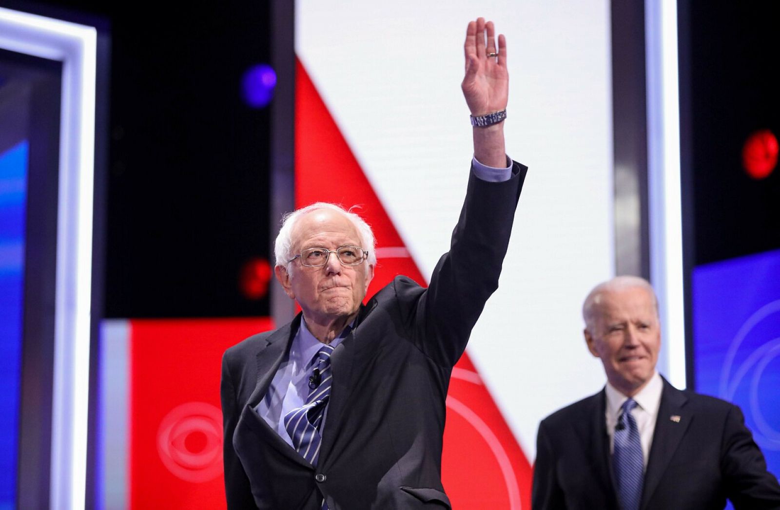 El senador Bernie Sanders (i) y el exvicepresidente Joe Biden (d)