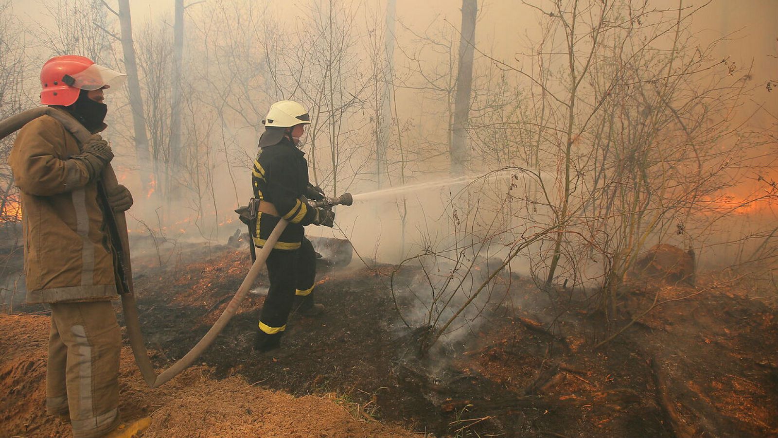 Los bomberos luchan contra un incendio forestal próximo al pueblo de Ragovka, cerca de la zona de exclusión alrededor de la central nuclear de Chernobyl.