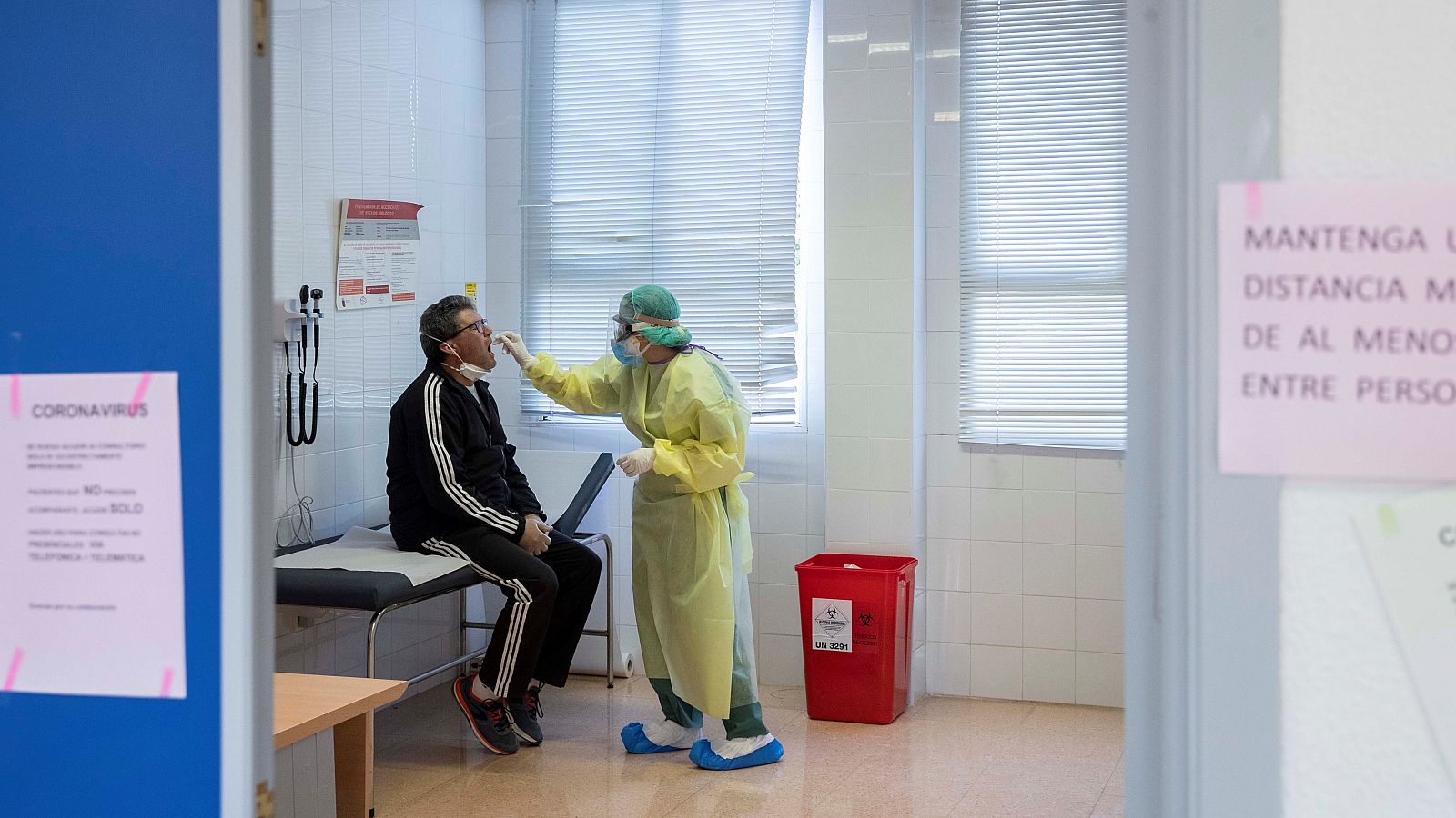 Una enfermera del hospital Virgen de la Arrixaca toma muestras a un hombre con síntomas del COVID-19