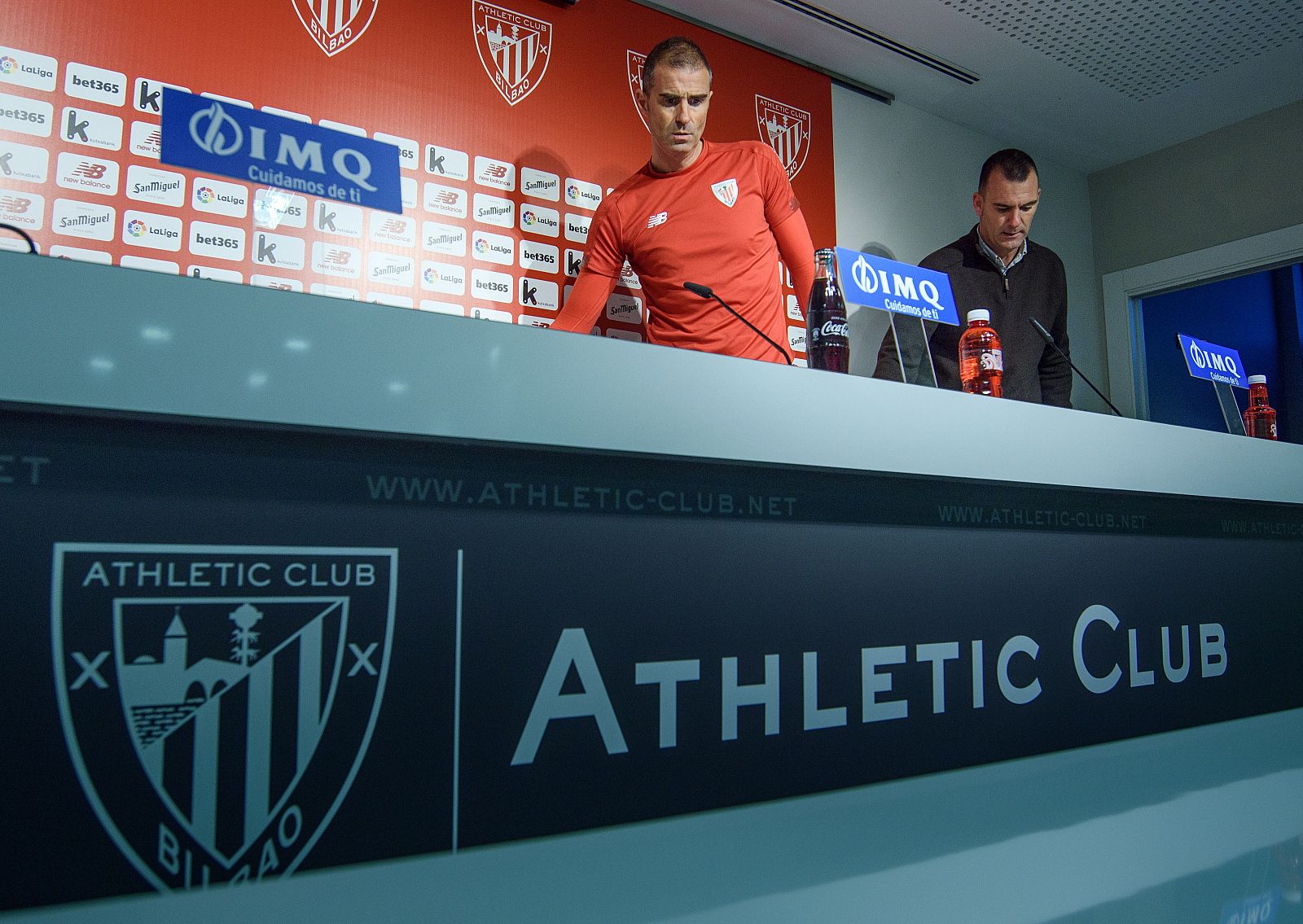 El entrenador del Athletic, Gaizka Garitano, se dispone a comparecer en la sala de prensa del Athletic