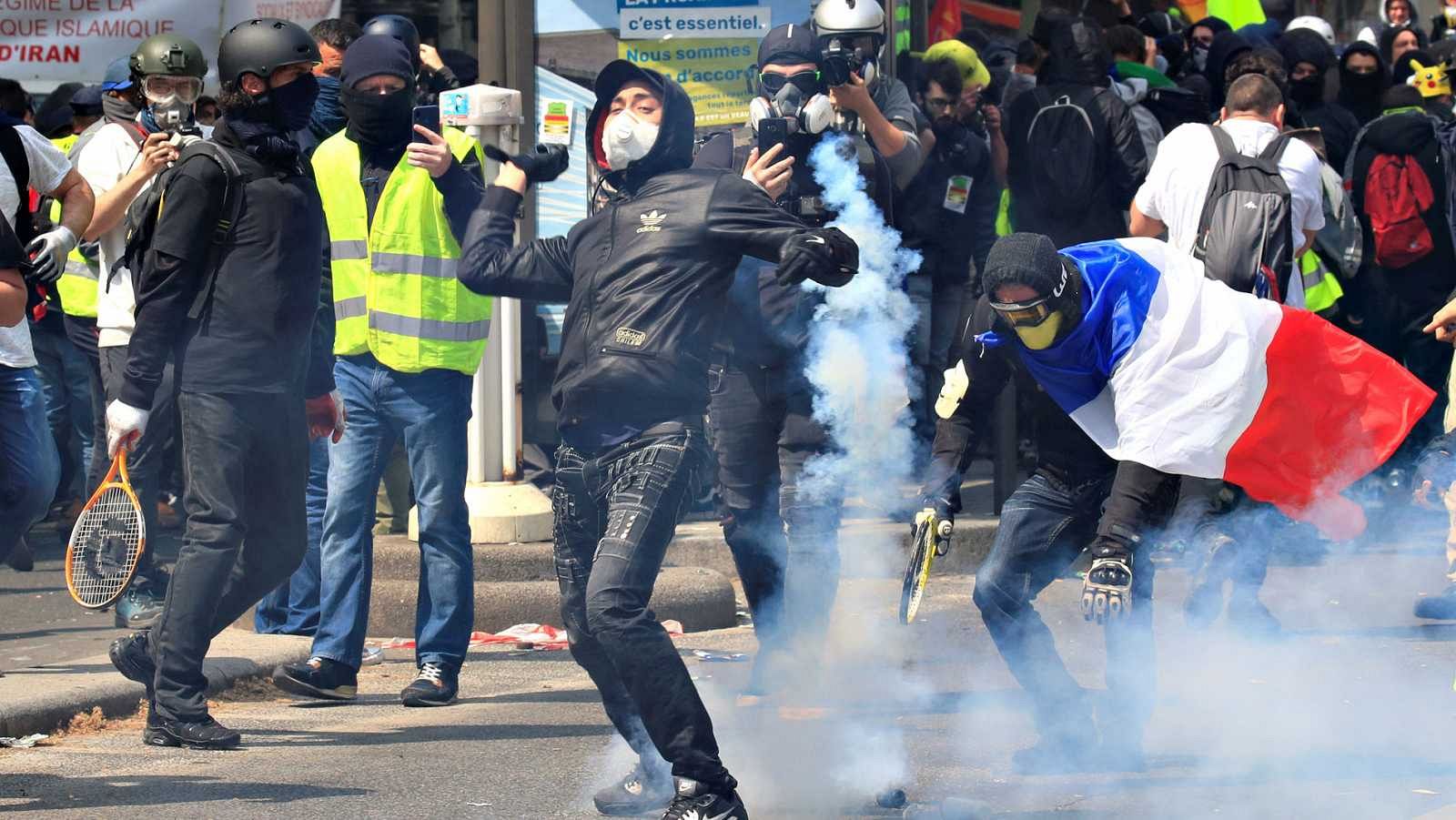 Disturbios entre grupos de manifestantes y fuerzas de seguridad durante las protestas por el Día del Trabajo en París, en mayo de 2019.