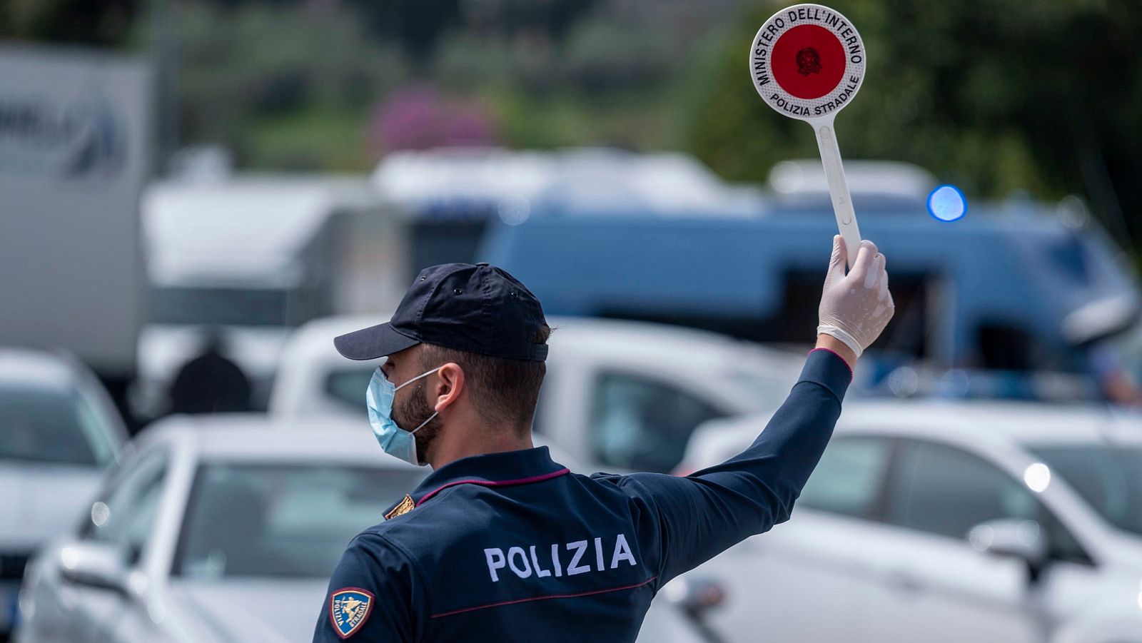 Coronavirus en Italia: Un agente organiza un desvío de tráfico en Florencia.