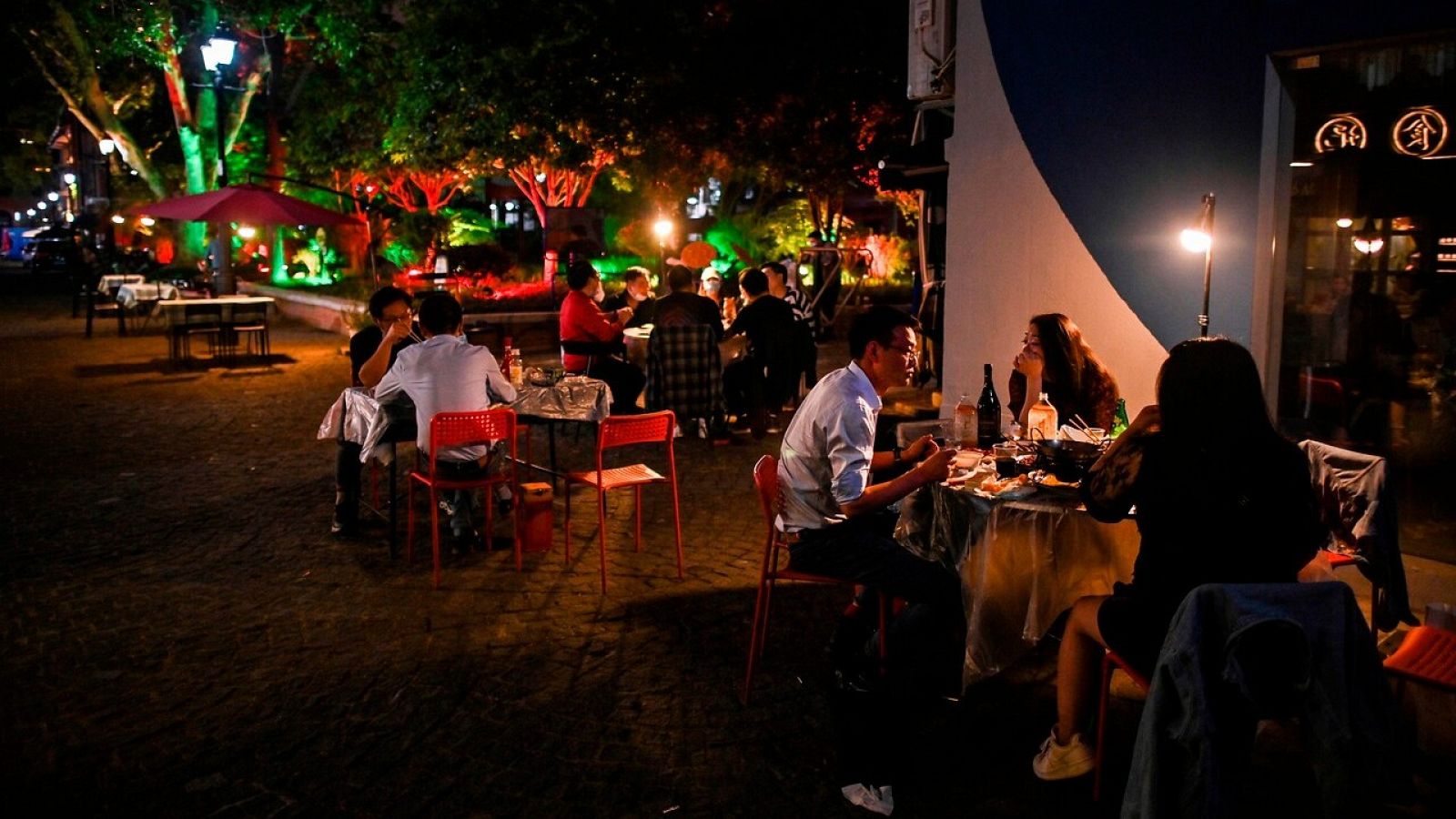 Varios clientes cenan en una terraza de un restaurante de Wuhan