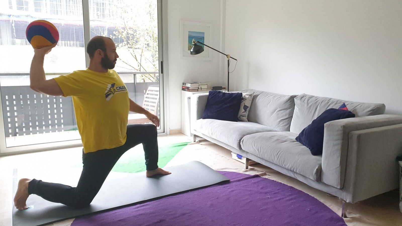 Felipe Perrone se ejercita lanzando el balón al sofá en su casa