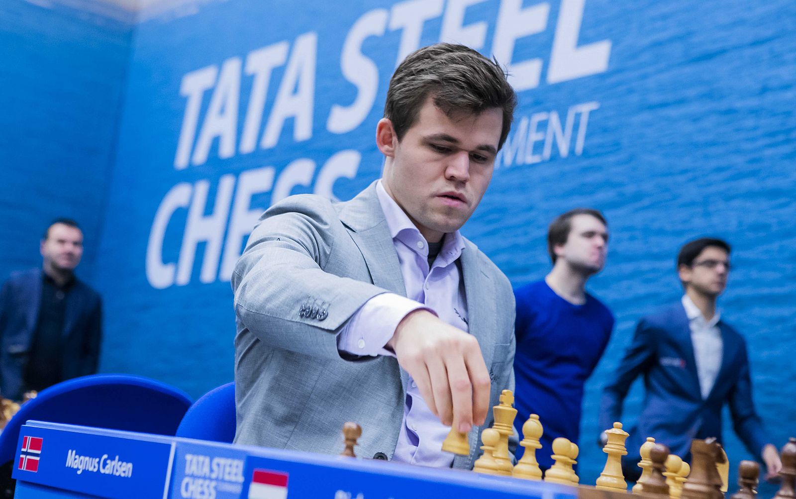 Imagen de archivo del noruego Magnus Carlsen jugando al ajedrez.