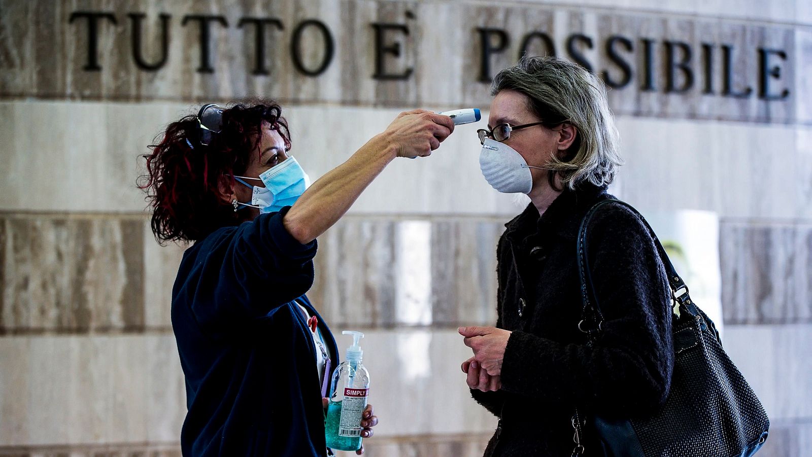 Coronavirus en Italia: Medición de la temperatura en la entrada de un hospital en Roma