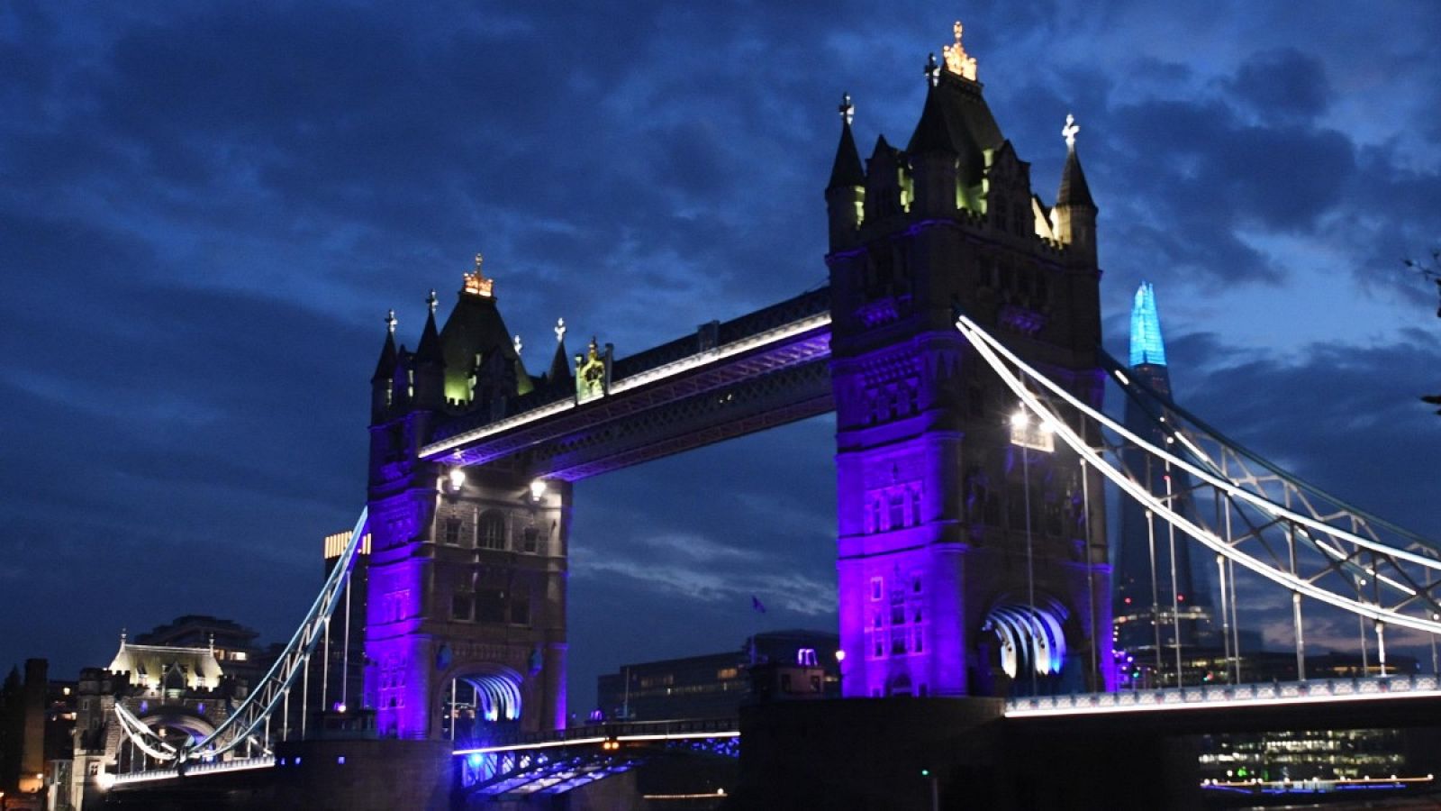 El Puente de Londres iluminado en azul como muestra de apoyo al personal sanitario