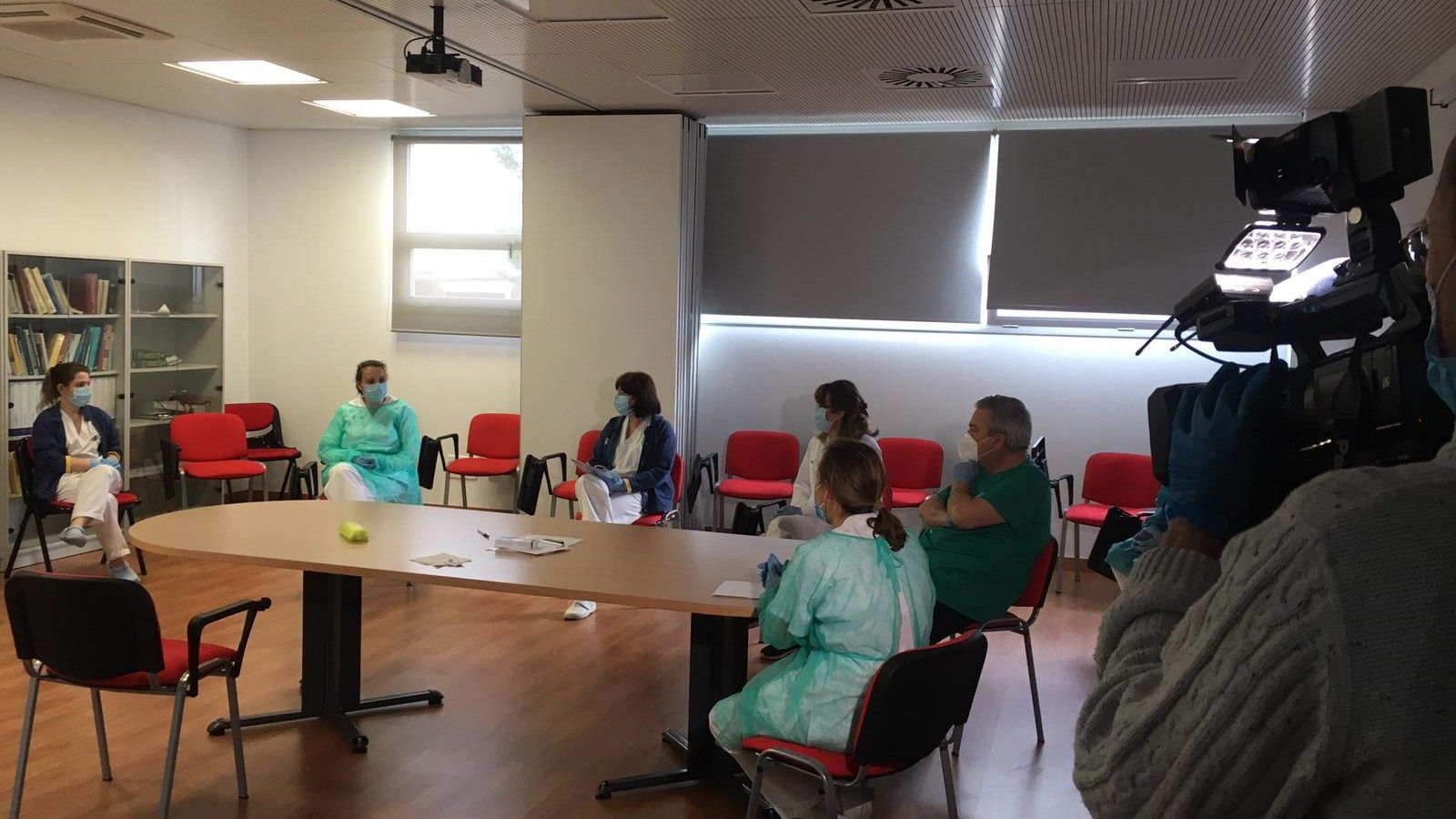 Los trabajadores del centro de salud de Bolaños de Calatrava (Ciudad Real) comienzan el día con una reunión para actualizar protocolo.