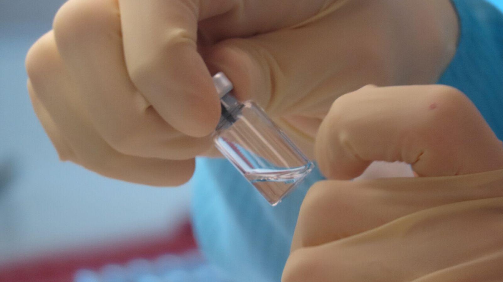 Un científico maneja un frasco en un laboratorio