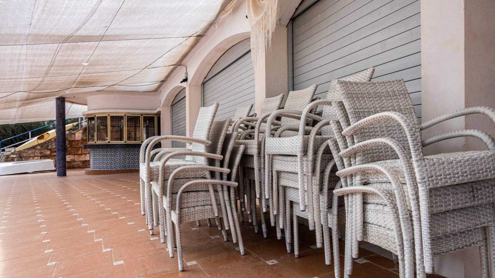 Vista de un restaurante cerrado en Cala Mandia, Mallorca, debido a las medidas de confinamiento decretadas para frenar la expansión del coronavirus