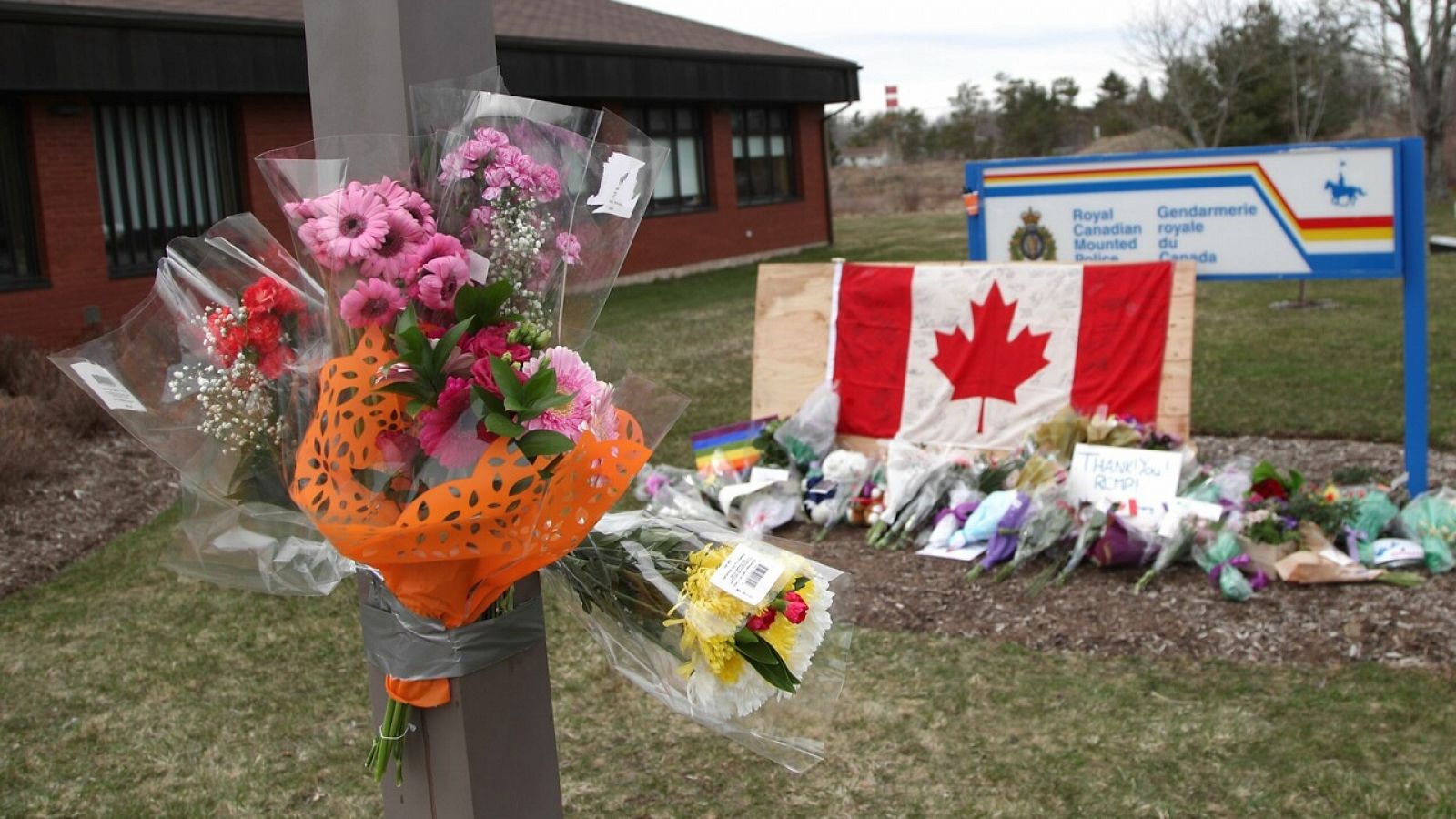 Homenaje improvisado a las víctimas del tiroteo de Nueva Escocia