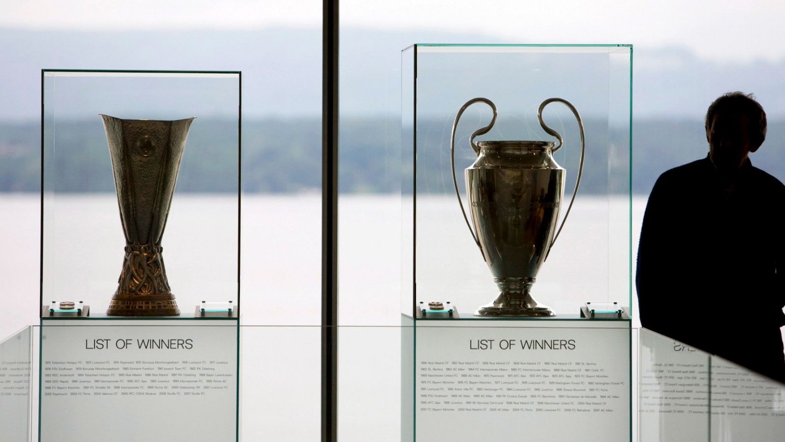  Vista de la Liga Europa (I) y la Champions League (d) en la sede de la UEFA
