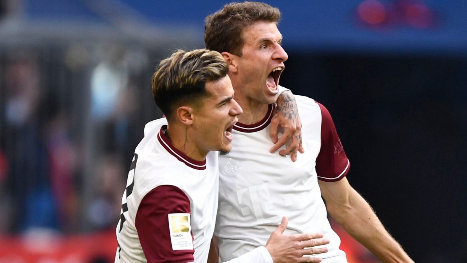  Los jugadores del Bayern de Múnich, Philippe Coutinho (i) y Thomas Müller (d) celebran un gol