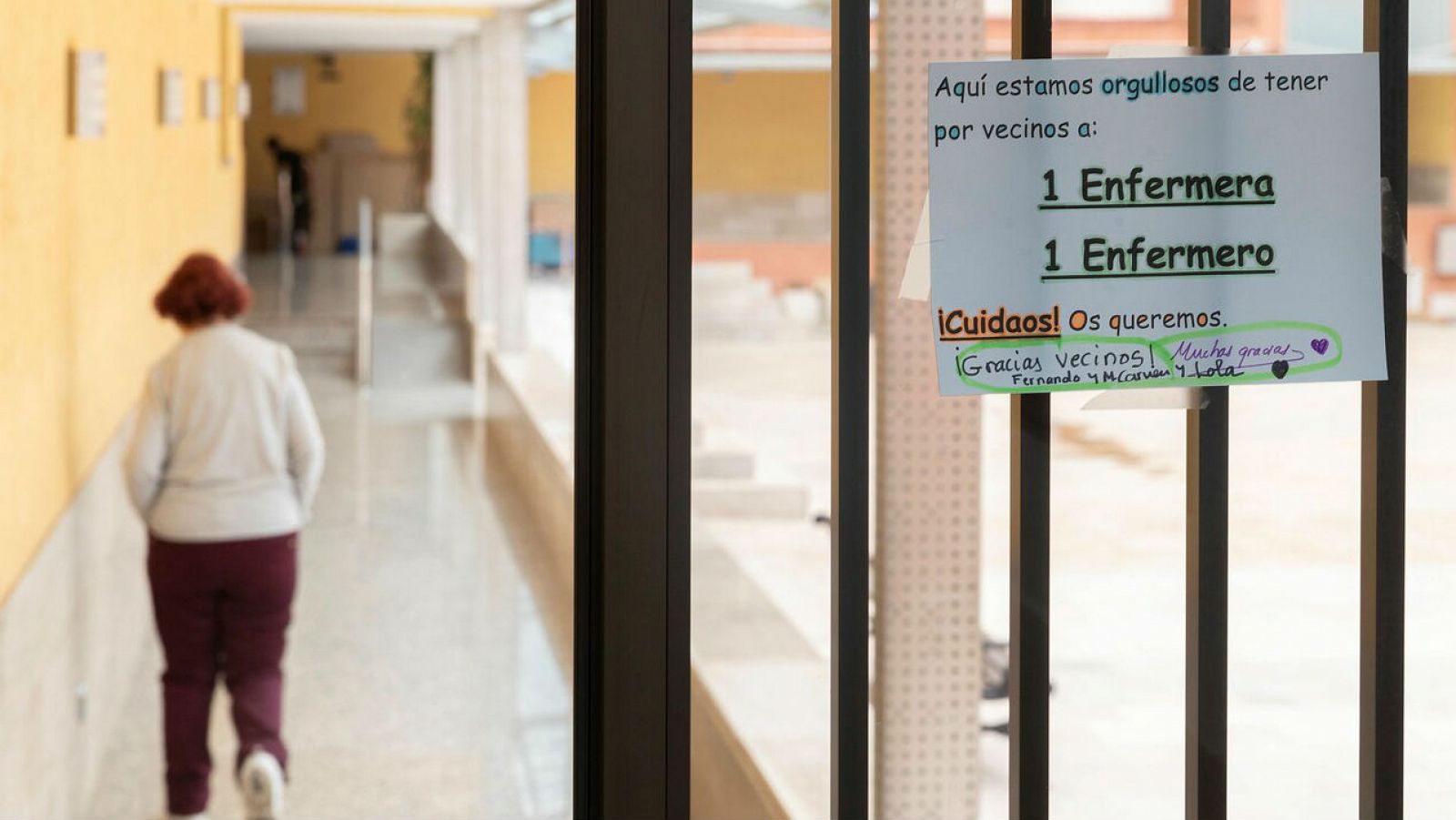 Residentes en un edificio ubicado en el barrio de San Andrés de Murcia han colocado un cartel en la puerta de acceso para mostrar su cariño a dos vecinos que son enfermeros y para pedirles que se cuiden frente a la pandemia del coronavirus.