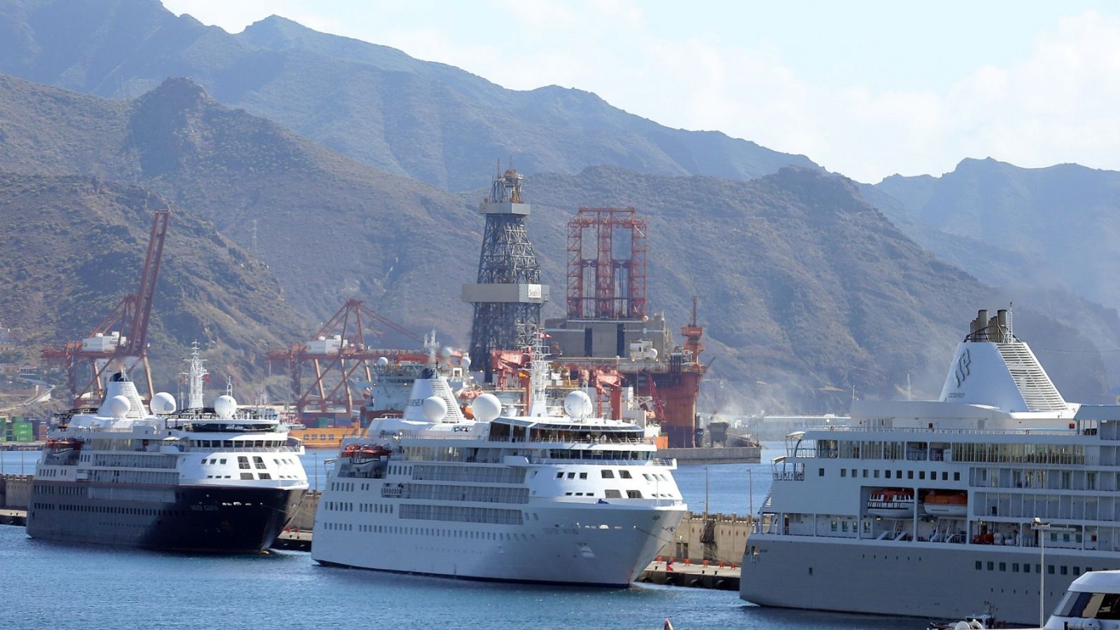 Tres buques de lujo atracados en el puerto de Santa Cruz de Tenerife