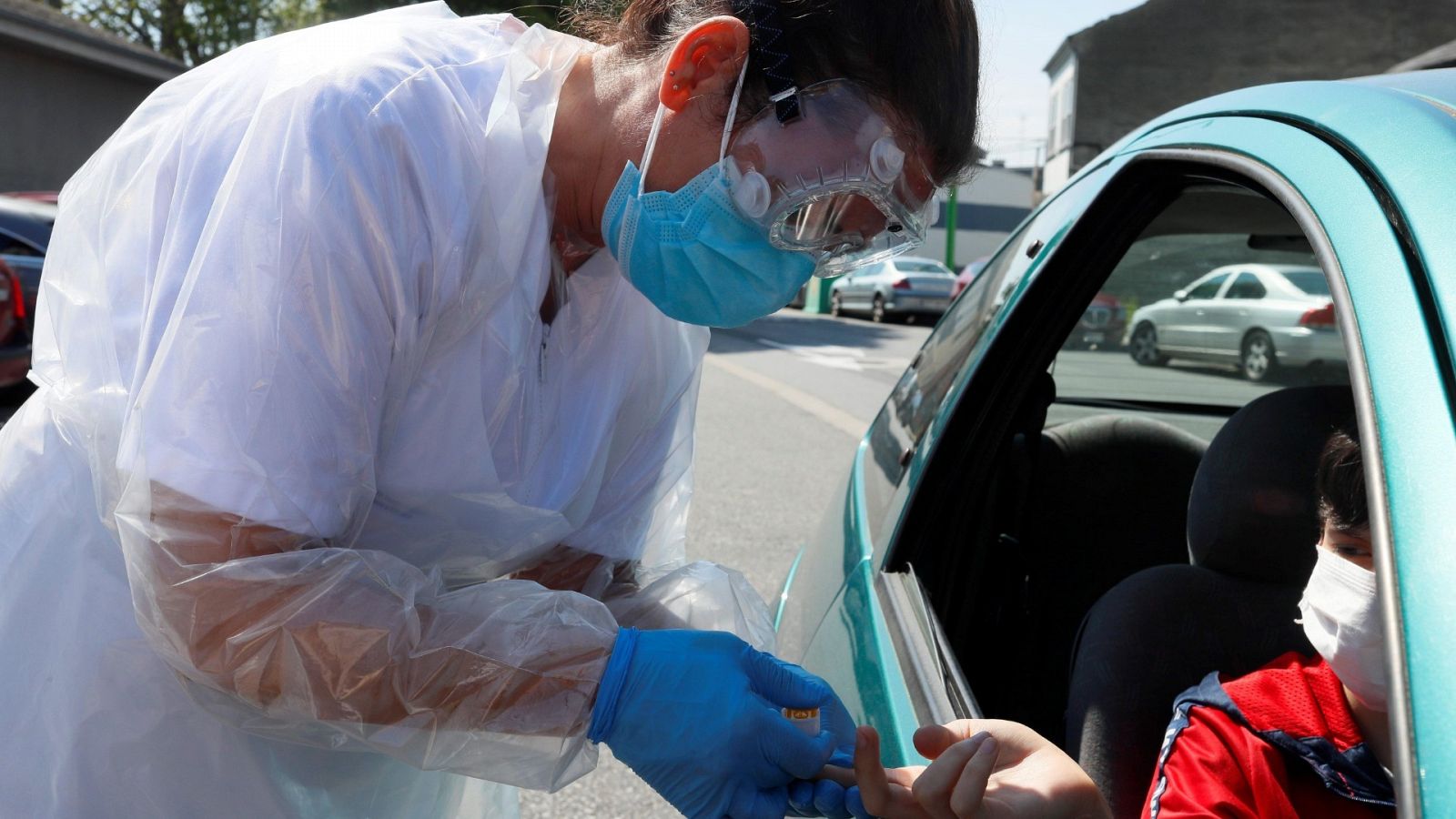Personal sanitario de un centro de salud de Lugo hacen test a los conductores sin bajarse del coche.