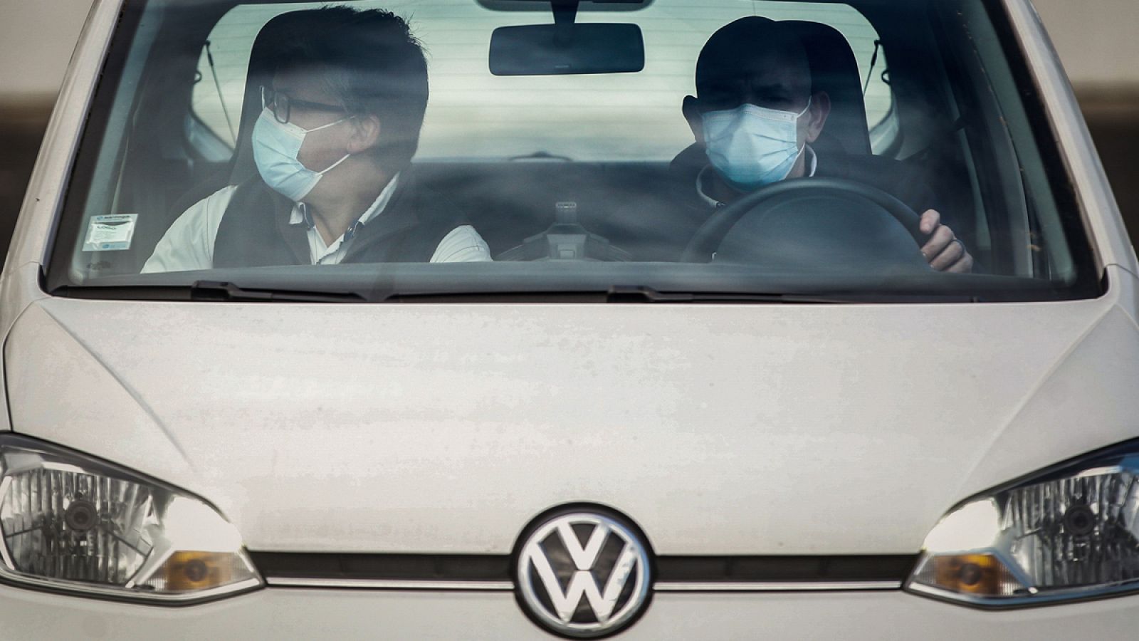 Trabajadores de Volkswagen con mascarilla