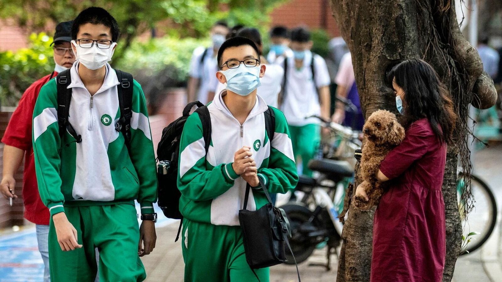 Estudiantes con mascarillas a su entrada al centro escolar, Guangzhou (China)