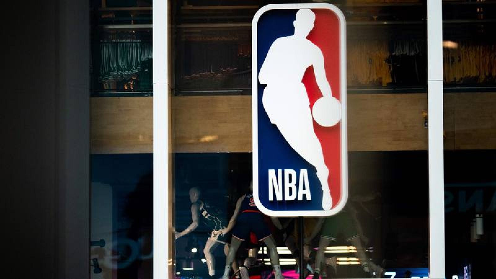 Logo de la NBA en una tienda