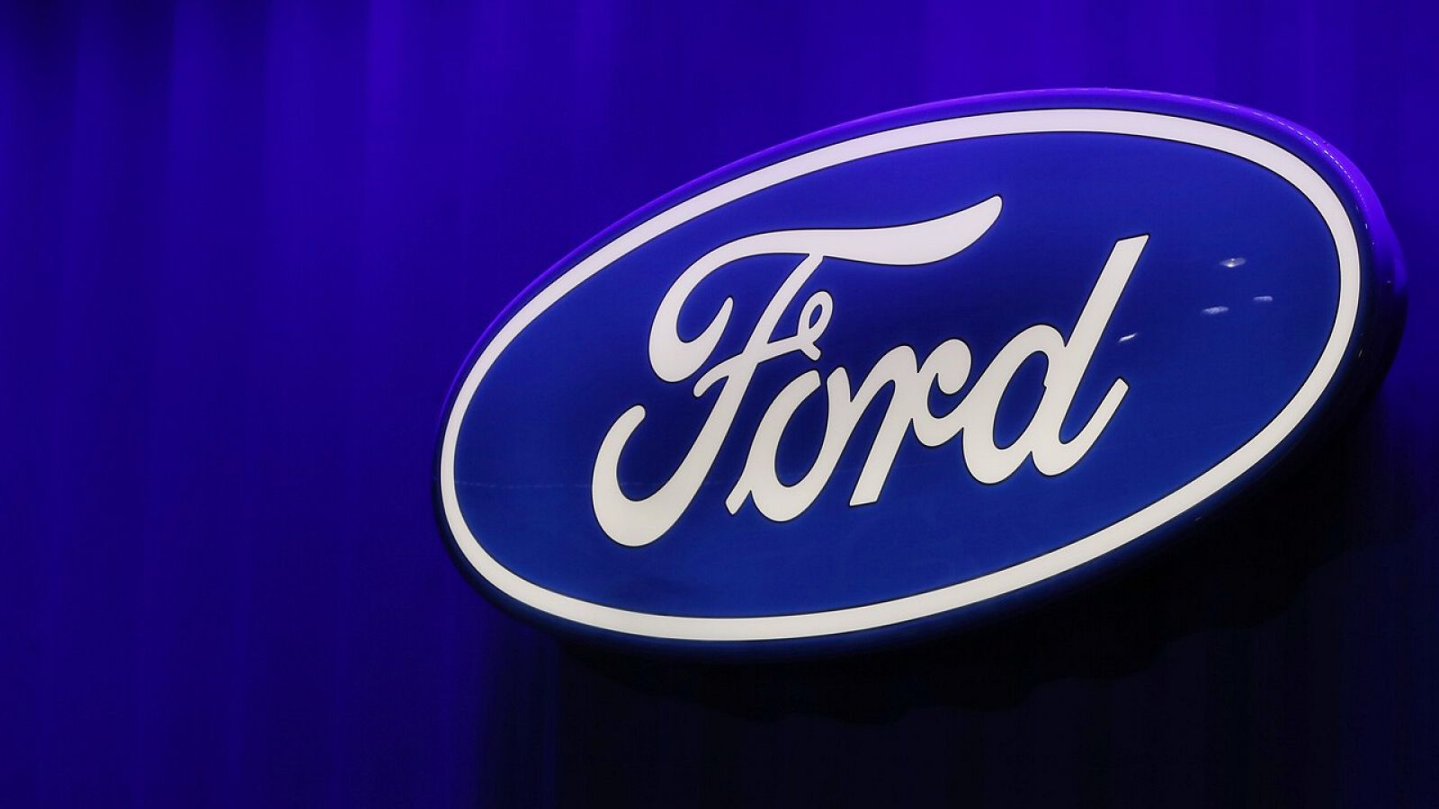 El logo de Ford en el Salón Internacional del Automóvil de Norteamérica